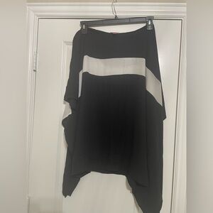 Chic & Modern Black and White Color Blocked Top. Plus SZ 1X
